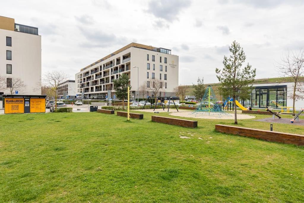 Cityscape Oasis: Active Studio Heaven Pozsony Kültér fotó