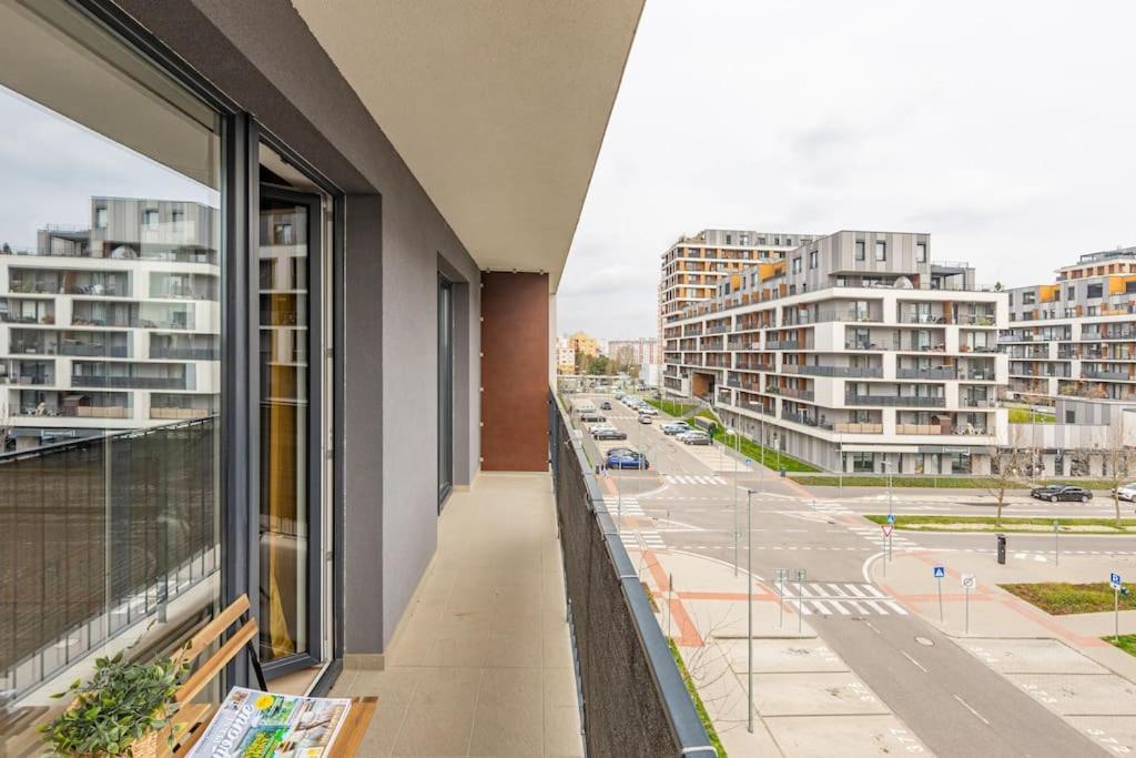 Cityscape Oasis: Active Studio Heaven Pozsony Kültér fotó